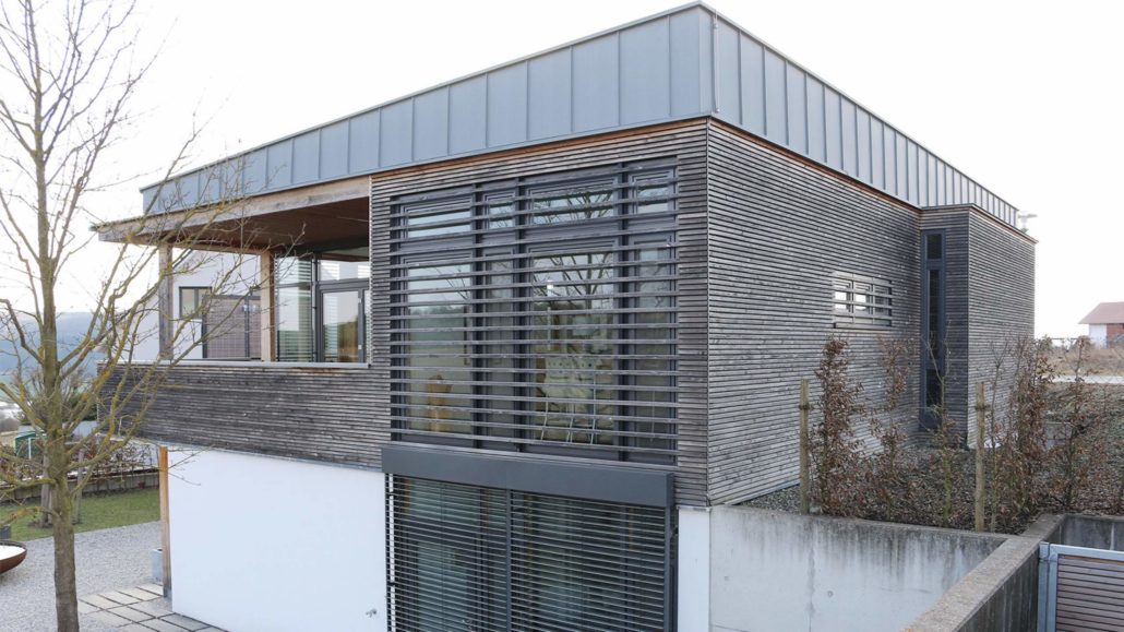 Einfamilienwohnhaus mit Holzleisten-Fassade Seitenansicht